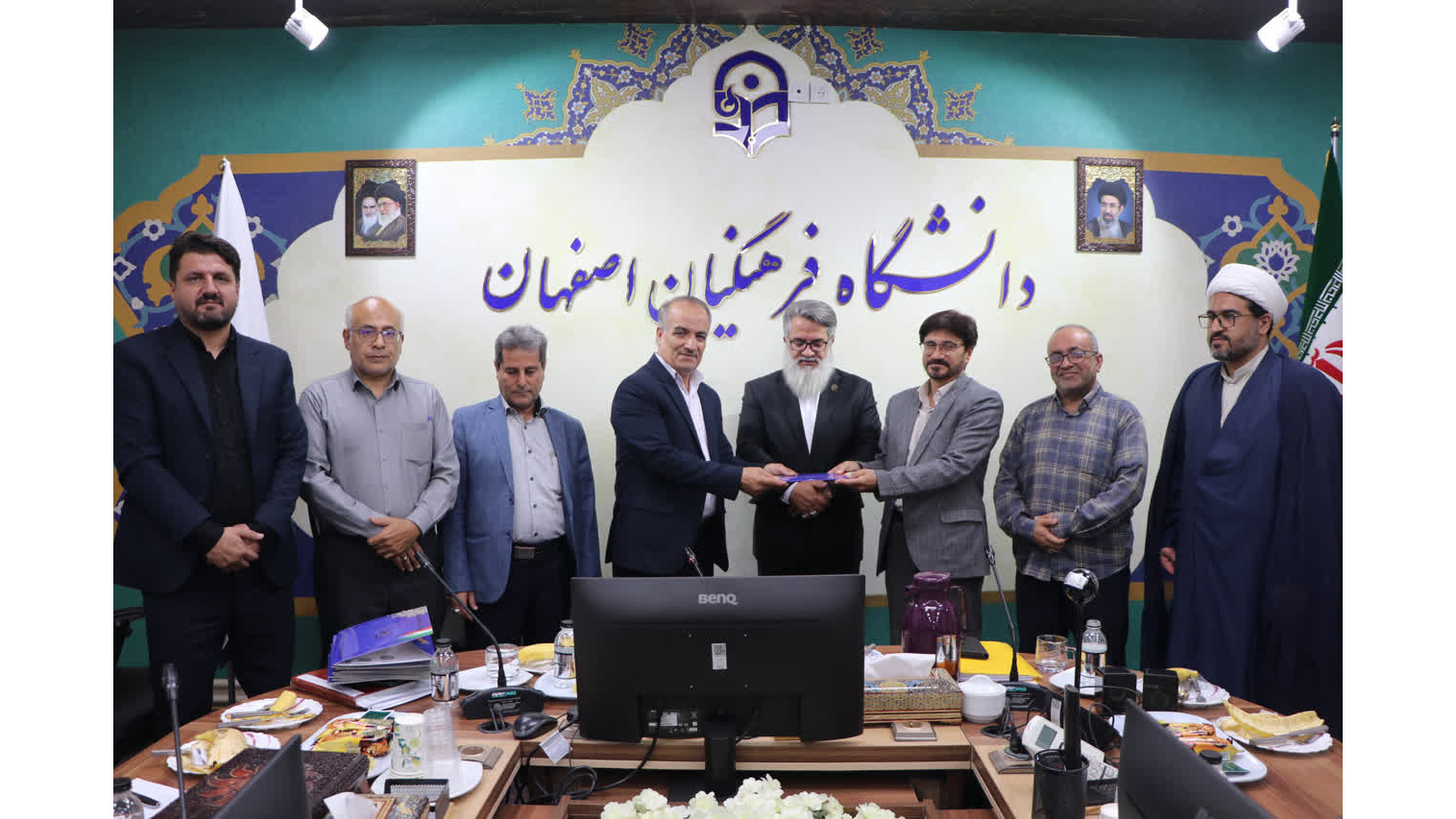 نشست صمیمی مدیر کل شاهد و ایثارگران سازمان مرکزی دانشگاه فرهنگیان با مسئولین استانی،کارشناسان و دانشجویان شاهد استان اصفهان