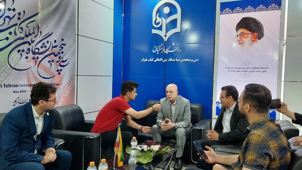 بازدید وزیر علوم، تحقیقات و فناوری از غرفه دانشگاه فرهنگیان در سی  و پنجمین نمایشگاه کتاب