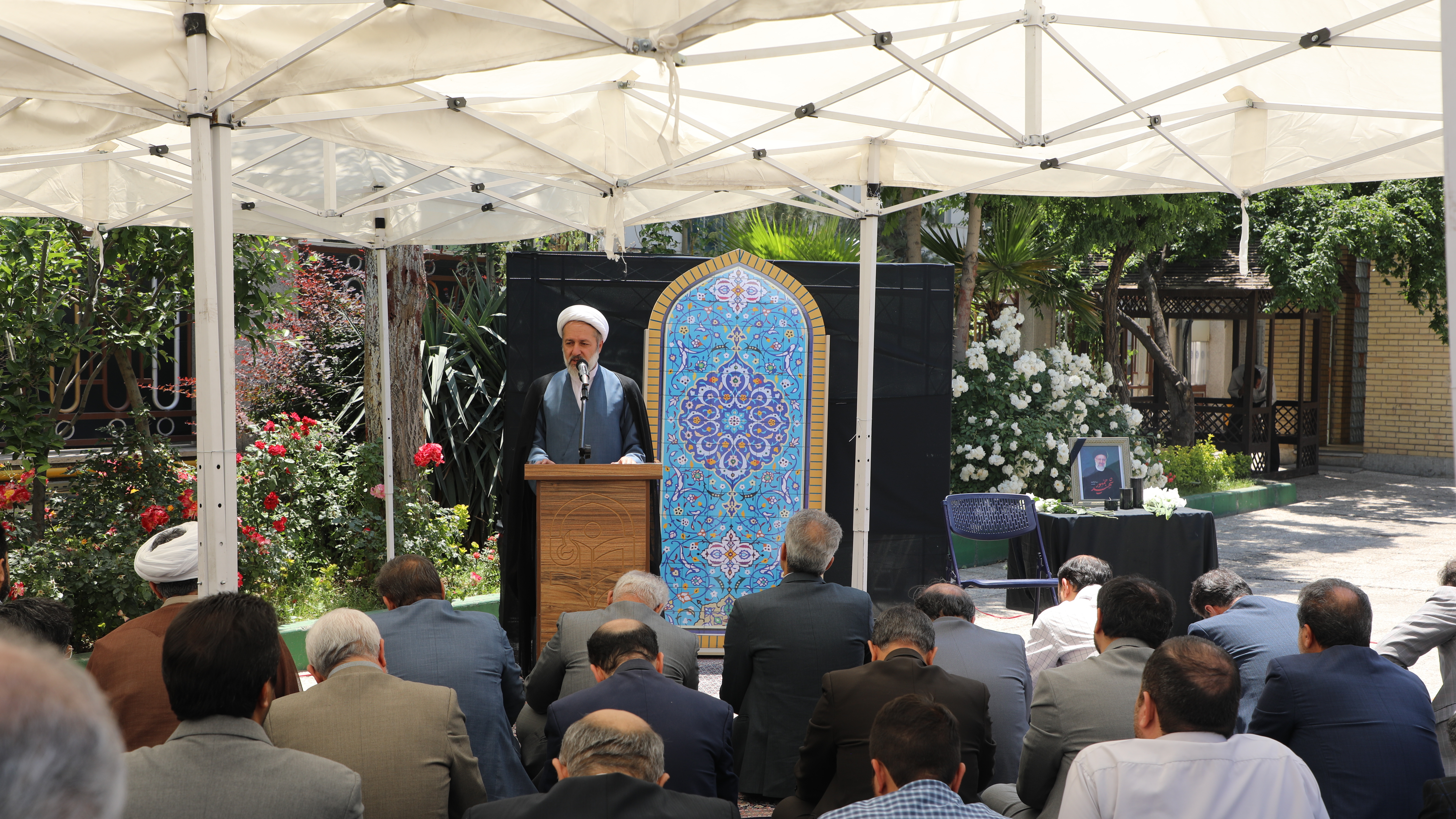 حجت الاسلام و المسلمین تقوی در آیین سوگواری شهادت رئیس جمهور عزیز:

کسانی که خدمت به مردم می کنند در پیشگاه خداوند بالاترین اجر و منزلت را