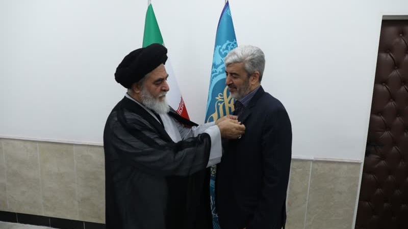 اهدای نشان خادمی مسجد مقدس جمکران به رییس دانشگاه فرهنگیان