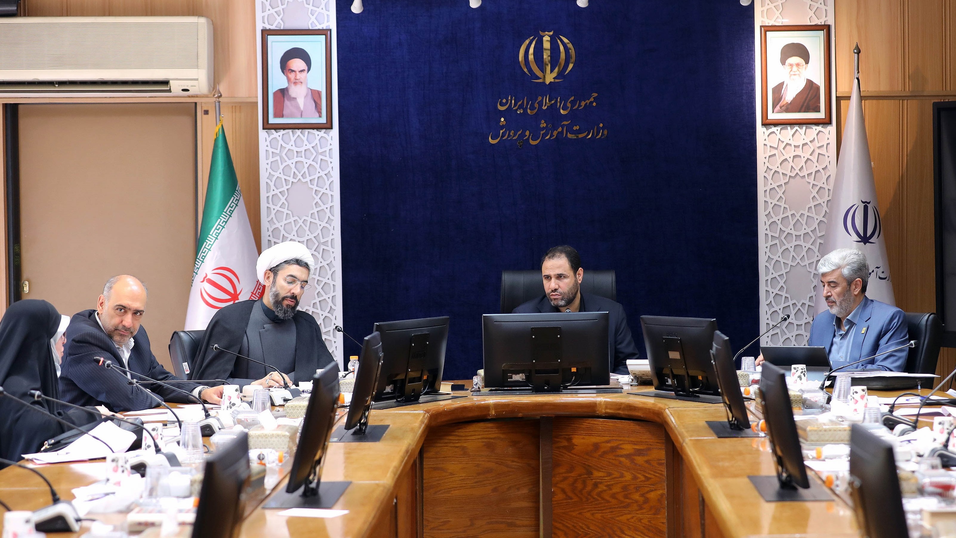 اقدامات تحولی دانشگاه فرهنگیان با حمایت های ویژه شهید رییسی، احیاگر تربیت معلم

برگزاری اولین جلسه هیات مرکزی جذب اعضای هیات علمی دانشگاه