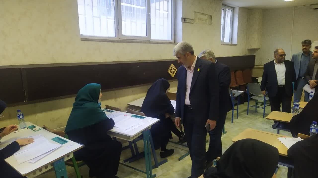بازدید رییس دانشگاه فرهنگیان از روند برگزاری آزمون اصلح