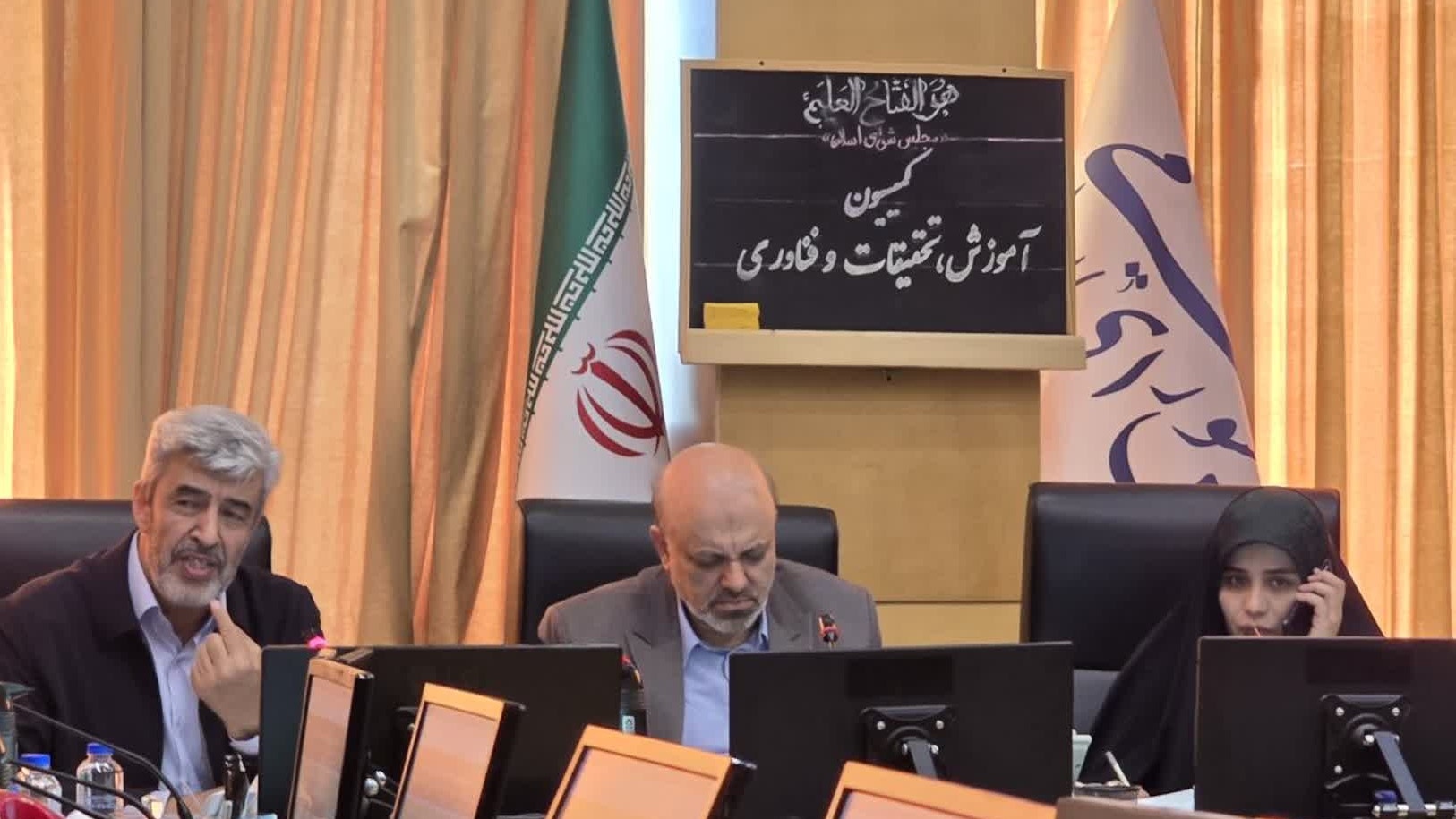 عظیمی راد در تشریح نشست کمیسیون آموزش:

افزایش سن داوطلبان دانشگاه فرهنگیان در کمیته مربوط به این دانشگاه بررسی می شود