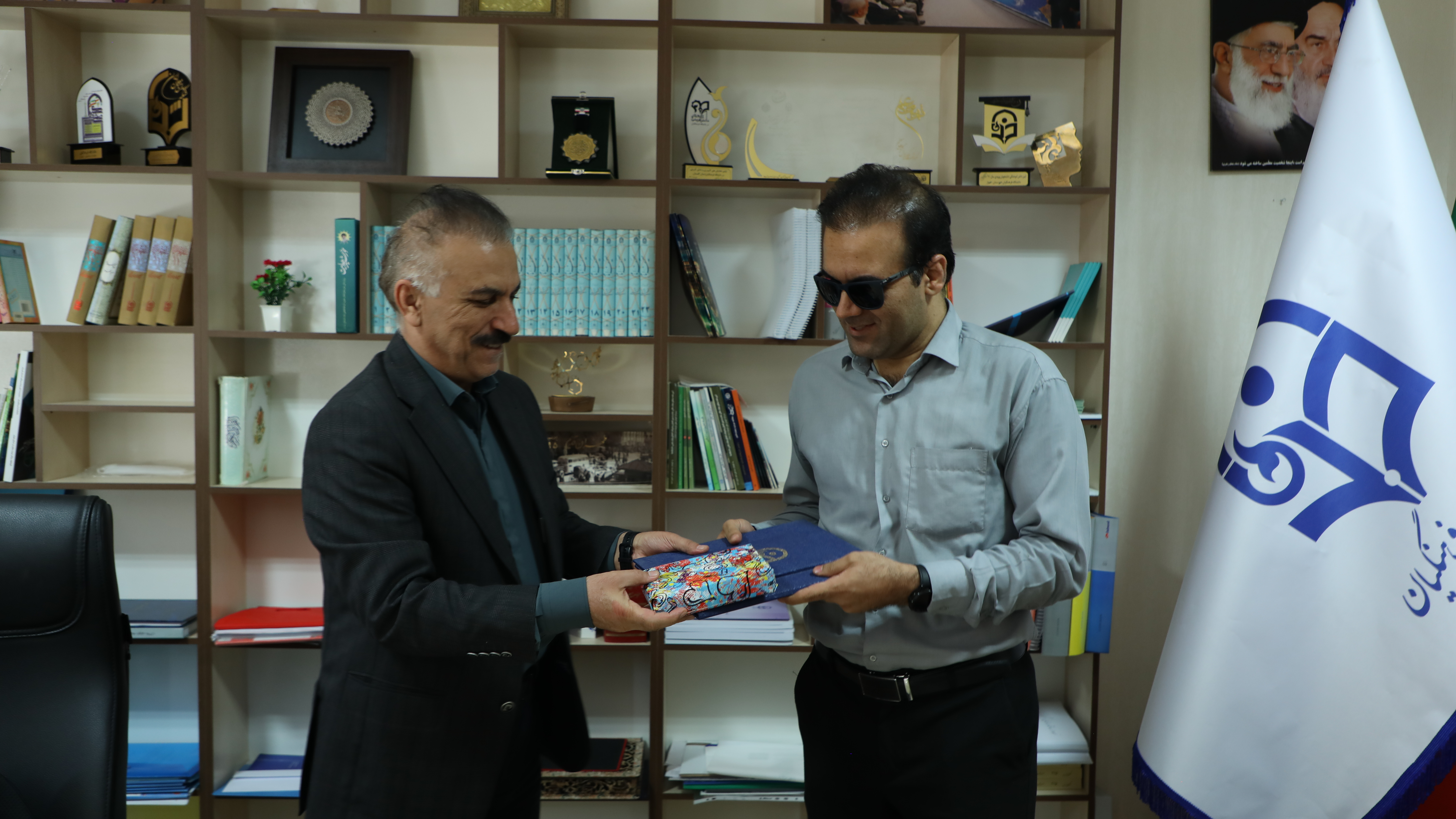 تجلیل از همکار روشندل معاونت آموزشی دانشگاه فرهنگیان به مناسبت روز جهانی عصای سفید