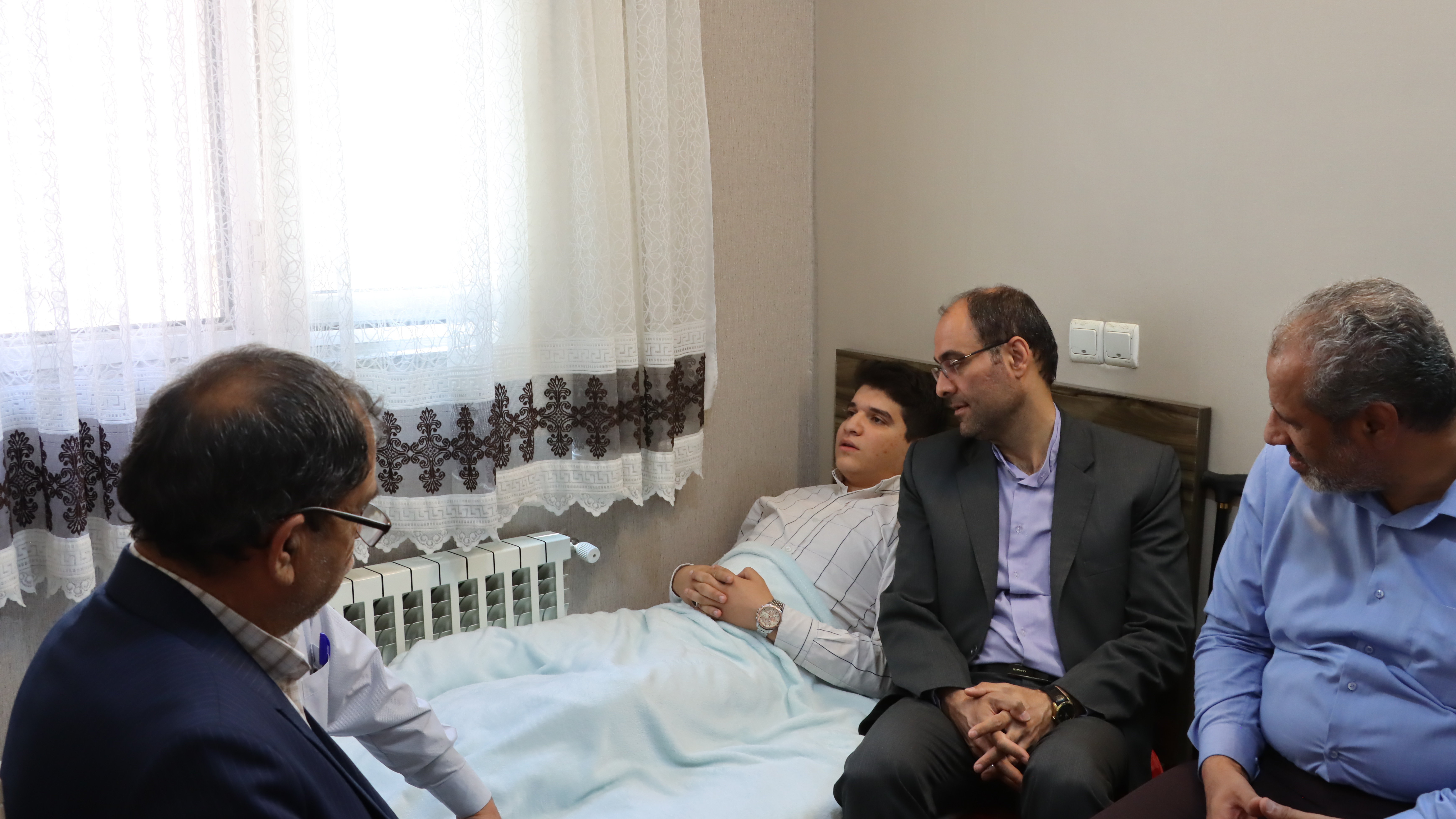عیادت از دانشجومعلم جانباز دانشگاه فرهنگیان همدان