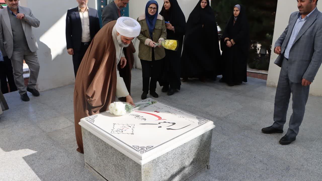 مراسم گرامیداشت ایام الله فجر با غبارروبی مزار شهید گمنام دانشگاه فرهنگیان استان قزوین برگزار شد