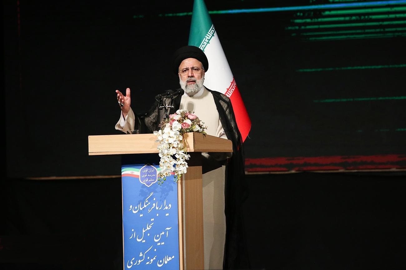رئیس جمهور در مراسم تجلیل از معلمان نمونه کشور؛

بنای دولت تقویت دانشگاه فرهنگیان در همه زمینه ها بویژه جذب اساتید برجسته است