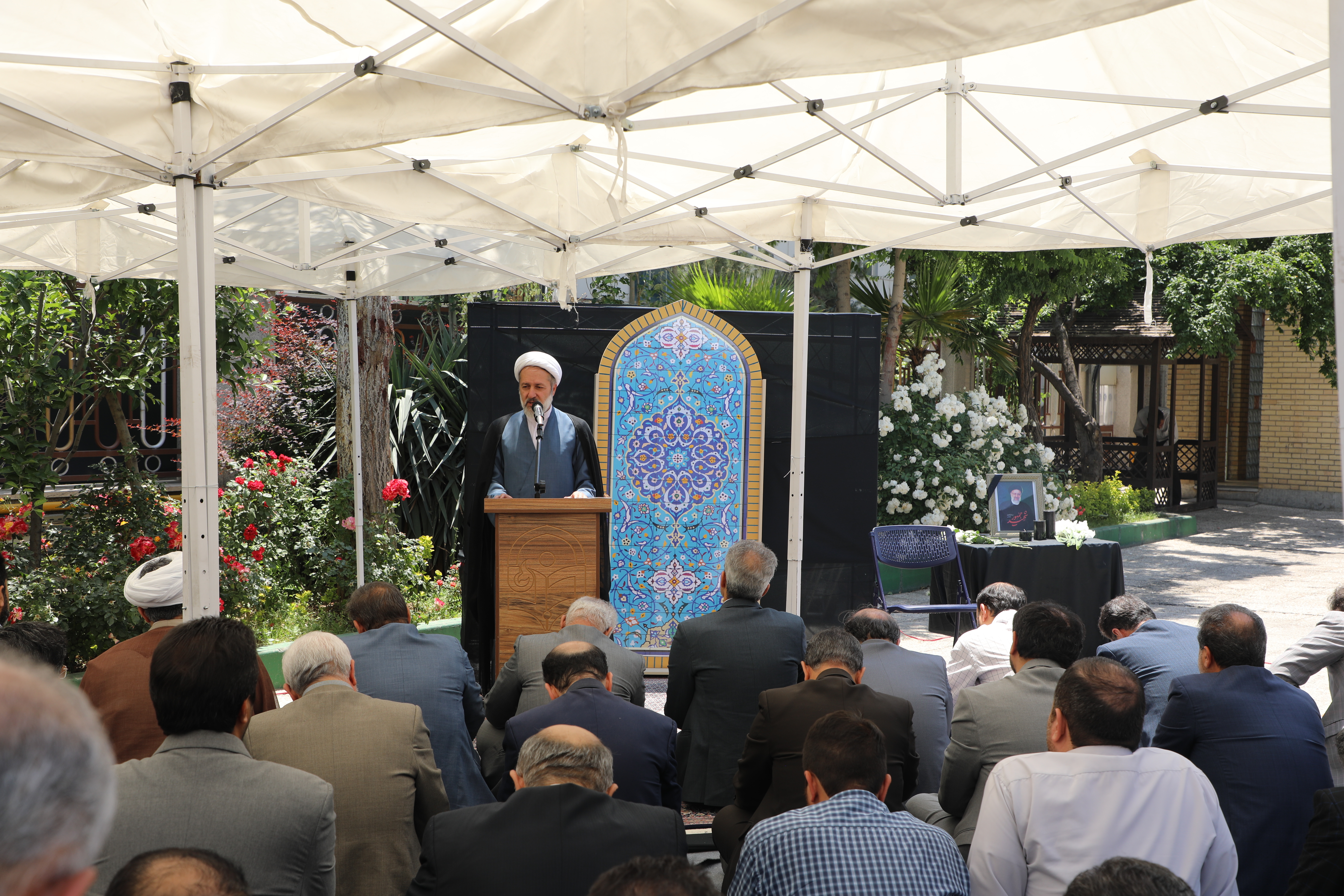 حجت الاسلام و المسلمین تقوی در آیین سوگواری شهادت رئیس جمهور عزیز:

کسانی که خدمت به مردم می کنند در پیشگاه خداوند بالاترین اجر و منزلت را