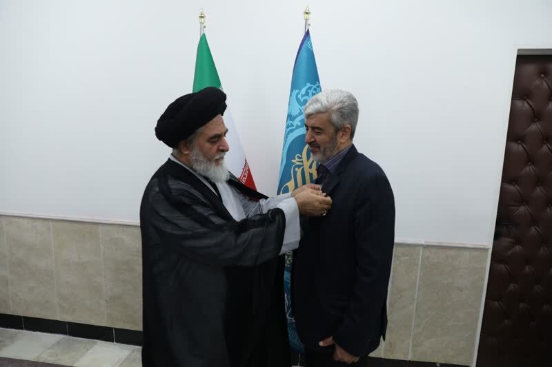 اهدای نشان خادمی مسجد مقدس جمکران به رییس دانشگاه فرهنگیان