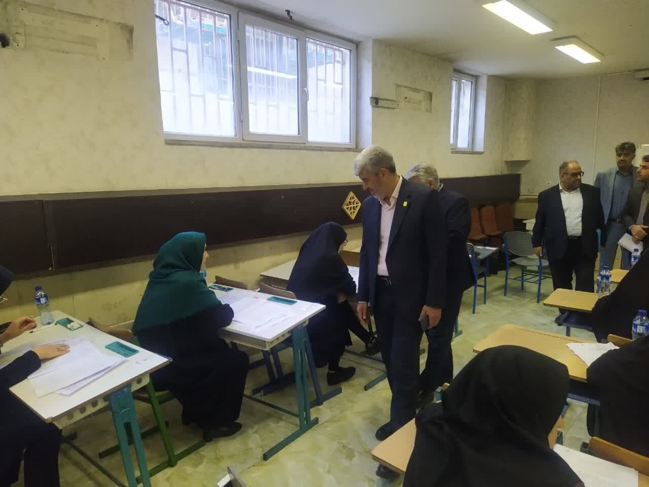 بازدید رییس دانشگاه فرهنگیان از روند برگزاری آزمون اصلح