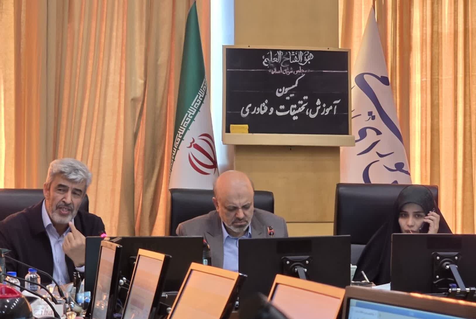عظیمی راد در تشریح نشست کمیسیون آموزش:

افزایش سن داوطلبان دانشگاه فرهنگیان در کمیته مربوط به این دانشگاه بررسی می شود