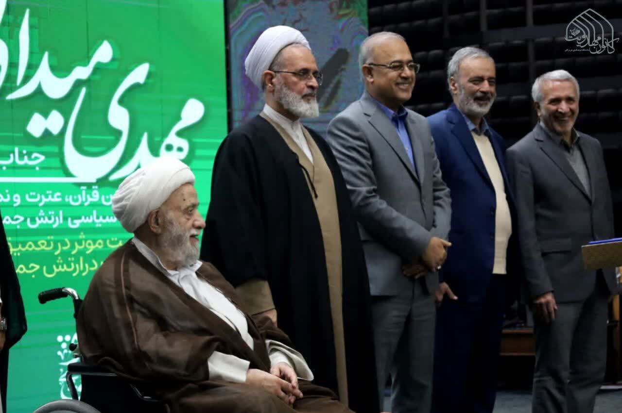 تقدیر از رئیس دانشگاه فرهنگیان به منظور پاسداشت گسترش فرهنگ مهدویت در دانشگاه فرهنگیان