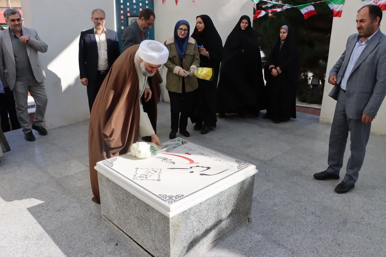 مراسم گرامیداشت ایام الله فجر با غبارروبی مزار شهید گمنام دانشگاه فرهنگیان استان قزوین برگزار شد
