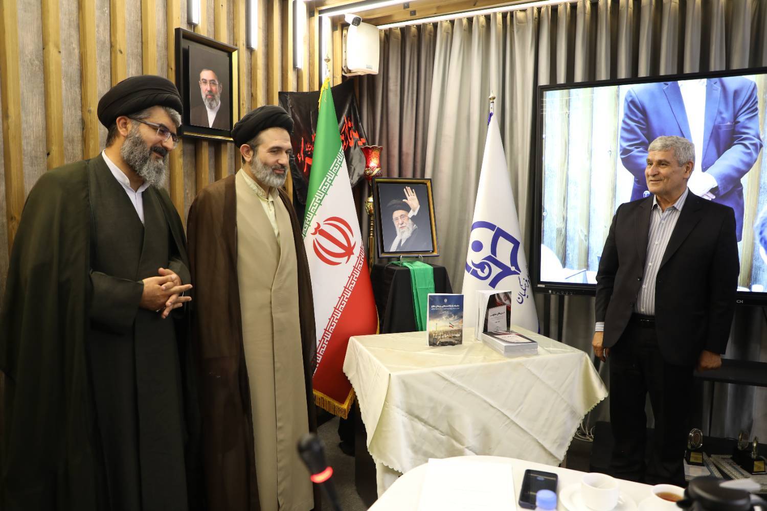 رونمایی از کتاب «درسهای مقاومت» و «یادنگاشتهای روزهای دفاع»