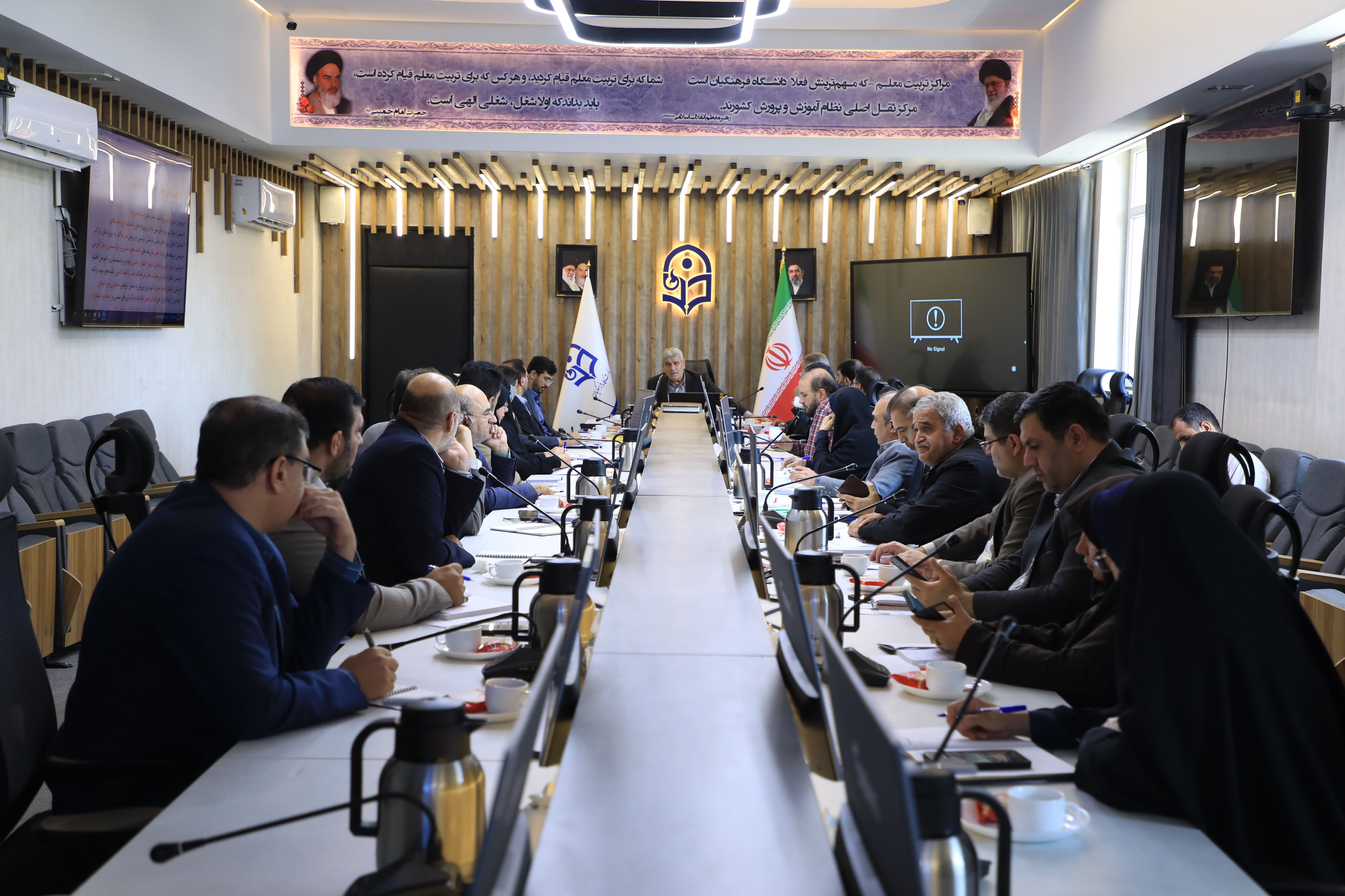 نشست مشاوران و مدیران کل سازمان مرکزی با سرپرست دانشگاه فرهنگیان برگزار شد