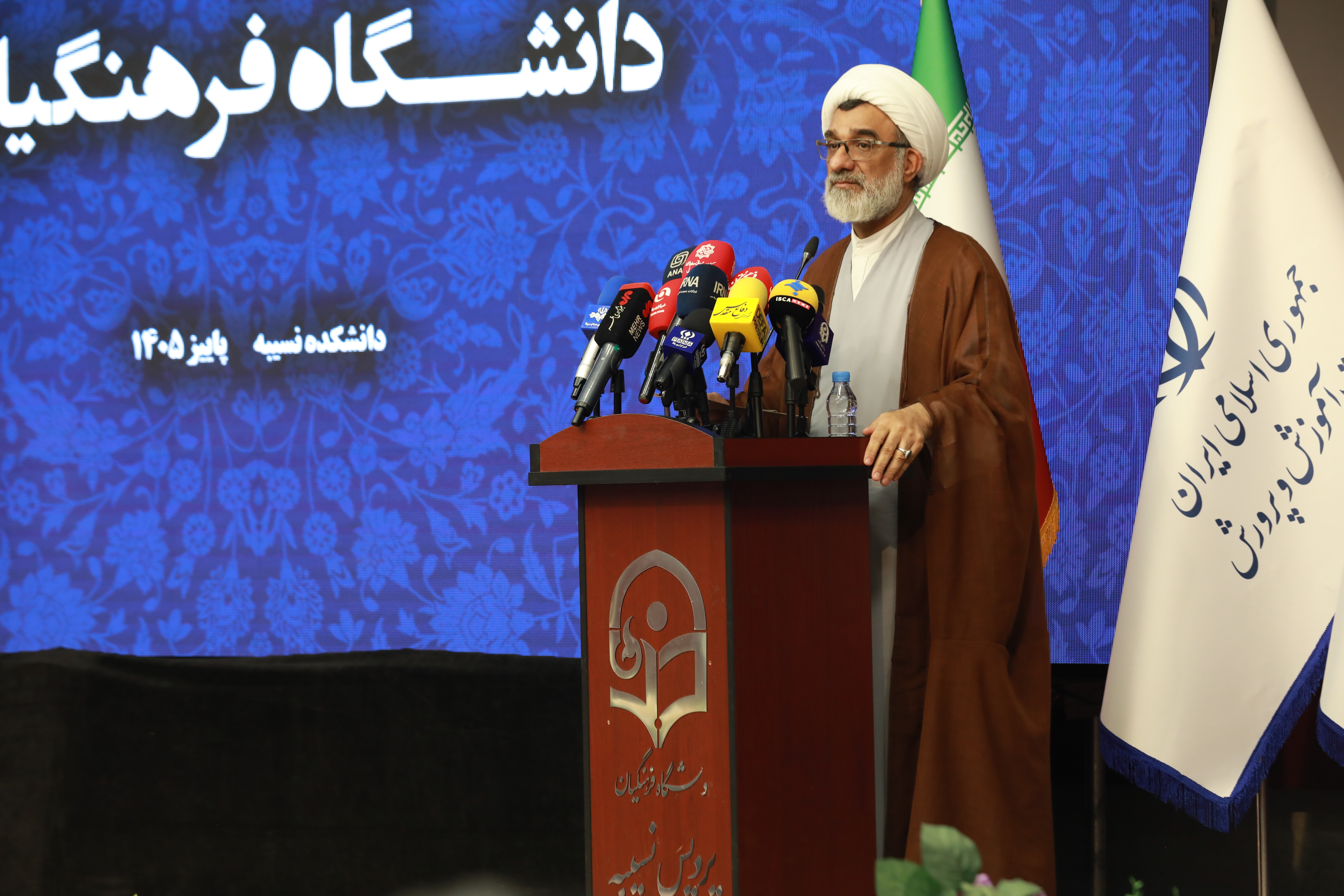 ضرورت تربیت نسل جدید بر مدار معلمی حکیمانه و انتقال علم نافع