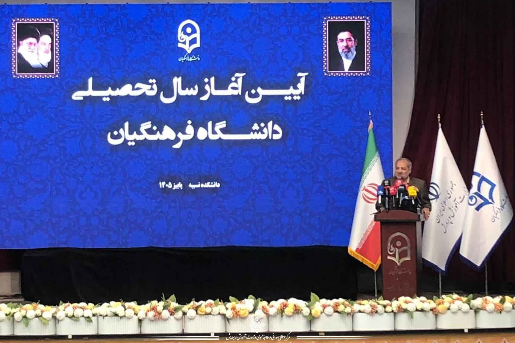 معلم فقط علم نمی‌آموزد؛ «وجدان، عدالت و انسانیت» را در کلاس درس می‌سازد