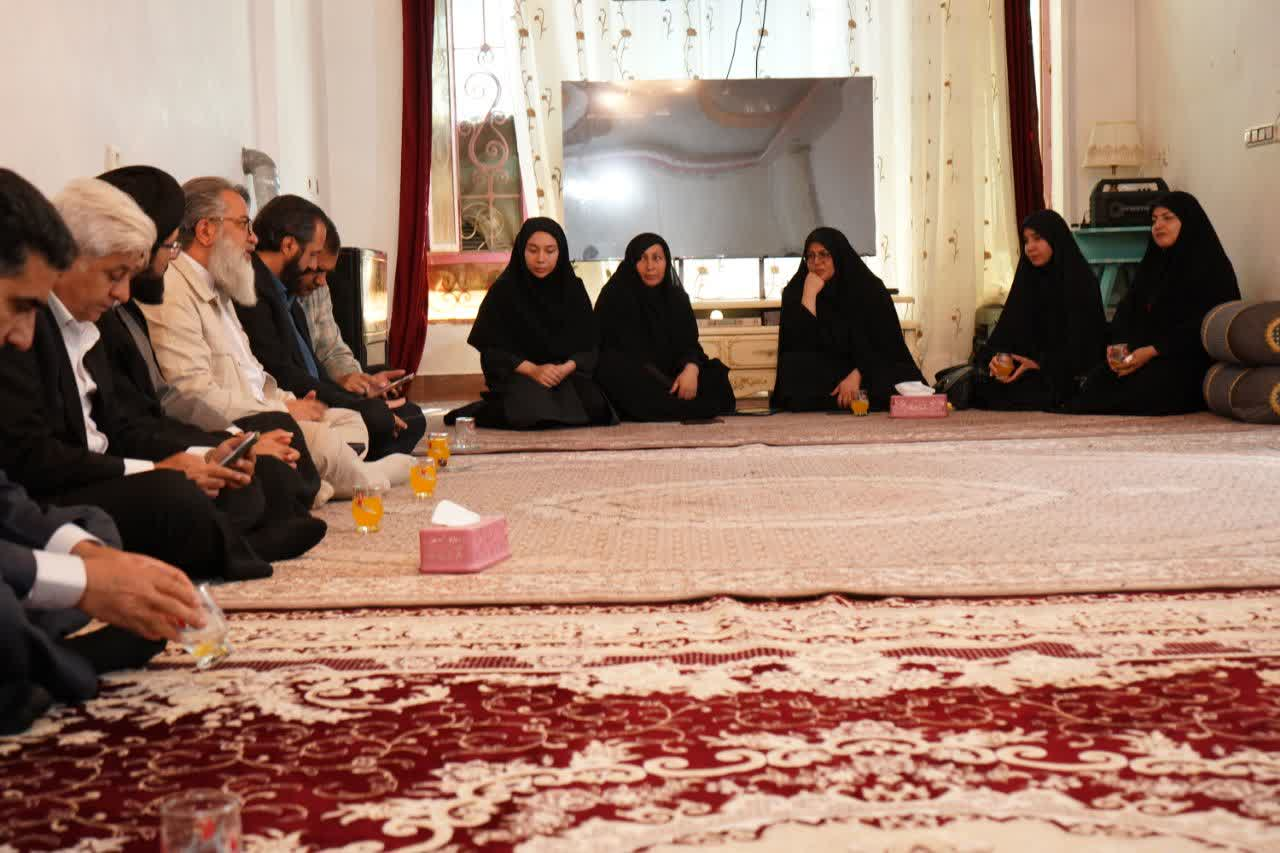 مسئولان دانشگاه فرهنگیان با خانواده شهید رحمت‌الله سجادی‌مهر دیدار کردند