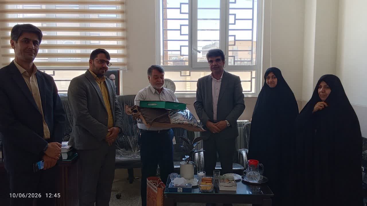 تجلیل از خیر مدرسه‌ساز میبدی با حضور مسئولان دانشگاه فرهنگیان یزد و آموزش و پرورش میبد