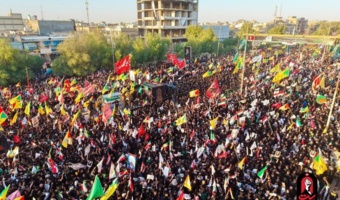 تصویری از خودروی حامل پیکر مطهر رهبر شهید انقلاب اسلامی در میان جمعیت مردم عزادار عراق در نجف اشرف